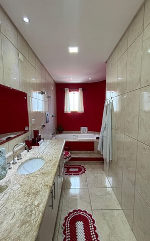 Casa à venda com 263m², 3 quartos e 8 vagas Casa à venda com 263m², 3 quartos e 8 vagasBanheiro da Suíte