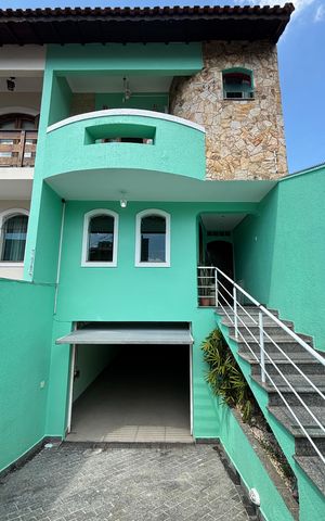 Casa à venda com 263m², 3 quartos e 8 vagas Casa à venda com 263m², 3 quartos e 8 vagasGaragem
