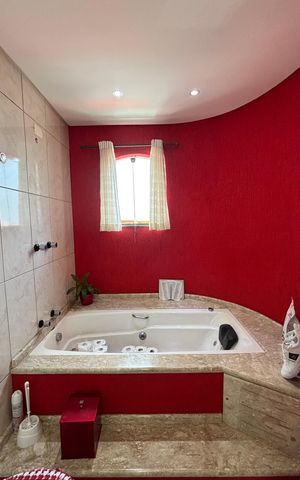 Casa à venda com 263m², 3 quartos e 8 vagas Casa à venda com 263m², 3 quartos e 8 vagasBanheiro da Suíte