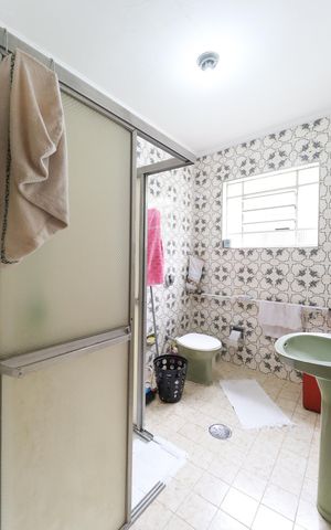 Casa à venda com 114m², 2 quartos e 2 vagas Casa à venda com 114m², 2 quartos e 2 vagasBanheiro