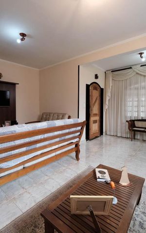 Casa à venda com 250m², 3 quartos e 3 vagasSala