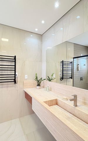 Casa de condomínio à venda com 380m², 5 quartos e 3 vagasBanheiro da Suíte 1