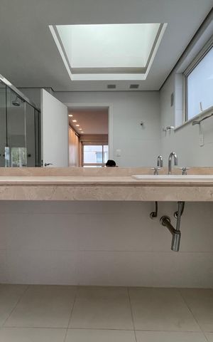 Casa de condomínio à venda com 872m², 6 quartos e 6 vagas Casa de condomínio à venda com 872m², 6 quartos e 6 vagasBanheiro da Suíte 1