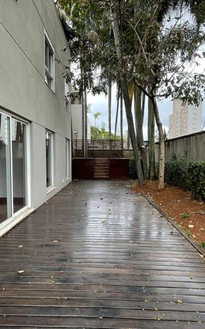 Casa de condomínio à venda com 872m², 6 quartos e 6 vagas Casa de condomínio à venda com 872m², 6 quartos e 6 vagasQuintal