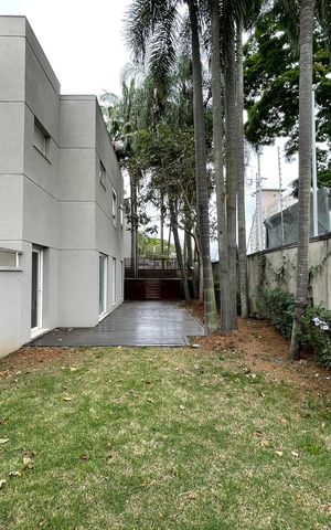 Casa de condomínio à venda com 872m², 6 quartos e 6 vagas Casa de condomínio à venda com 872m², 6 quartos e 6 vagasQuintal
