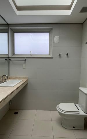 Casa de condomínio à venda com 872m², 6 quartos e 6 vagas Casa de condomínio à venda com 872m², 6 quartos e 6 vagasBanheiro da Suíte 1