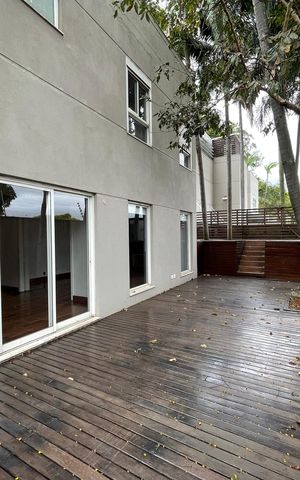 Casa de condomínio à venda com 872m², 6 quartos e 6 vagas Casa de condomínio à venda com 872m², 6 quartos e 6 vagasQuintal