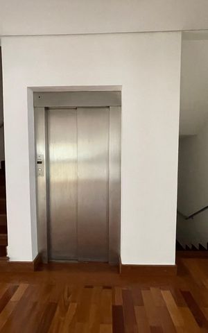 Casa de condomínio à venda com 872m², 6 quartos e 6 vagas Casa de condomínio à venda com 872m², 6 quartos e 6 vagasElevador