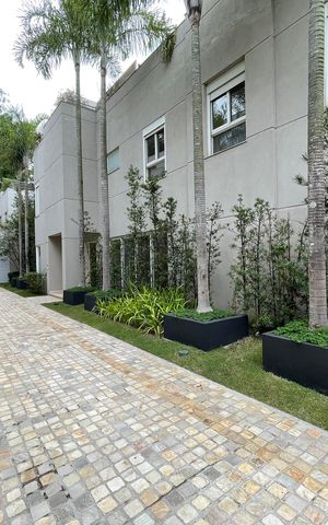 Casa de condomínio à venda com 872m², 6 quartos e 6 vagas Casa de condomínio à venda com 872m², 6 quartos e 6 vagasFachada