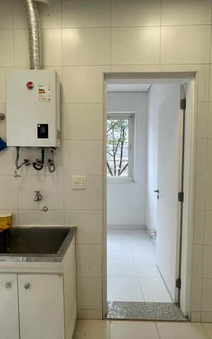 Casa de condomínio à venda com 872m², 6 quartos e 6 vagas Casa de condomínio à venda com 872m², 6 quartos e 6 vagasÁrea de Serviço