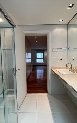 Casa de condomínio à venda com 872m², 6 quartos e 6 vagas Casa de condomínio à venda com 872m², 6 quartos e 6 vagasBanheiro da Suíte 2