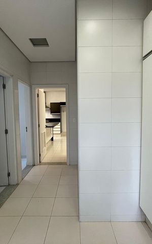 Casa de condomínio à venda com 872m², 6 quartos e 6 vagas Casa de condomínio à venda com 872m², 6 quartos e 6 vagasÁrea de Serviço
