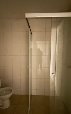 Casa de condomínio à venda com 872m², 6 quartos e 6 vagas Casa de condomínio à venda com 872m², 6 quartos e 6 vagasBanheiro de serviço