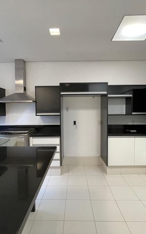 Casa de condomínio à venda com 872m², 6 quartos e 6 vagas Casa de condomínio à venda com 872m², 6 quartos e 6 vagasCozinha