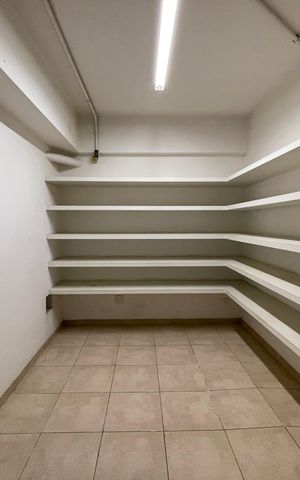 Casa de condomínio à venda com 872m², 6 quartos e 6 vagas Casa de condomínio à venda com 872m², 6 quartos e 6 vagasDispensa