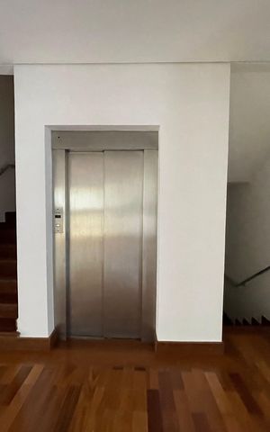 Casa de condomínio à venda com 872m², 6 quartos e 6 vagas Casa de condomínio à venda com 872m², 6 quartos e 6 vagasElevador