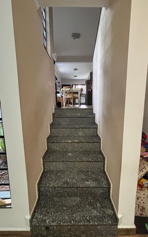 Casa à venda com 230m², 3 quartos e 5 vagas Casa à venda com 230m², 3 quartos e 5 vagasEscada