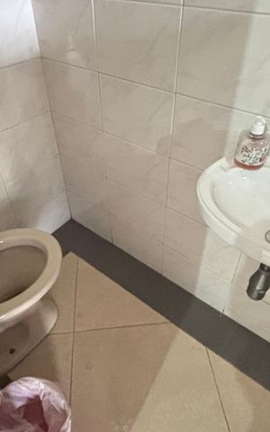 Casa à venda com 230m², 3 quartos e 5 vagas Casa à venda com 230m², 3 quartos e 5 vagasBanheiro de Serviço