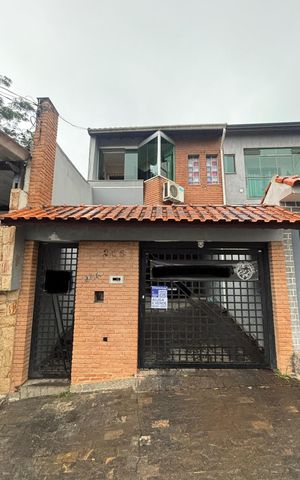 Casa à venda com 230m², 3 quartos e 5 vagas Casa à venda com 230m², 3 quartos e 5 vagasFachada