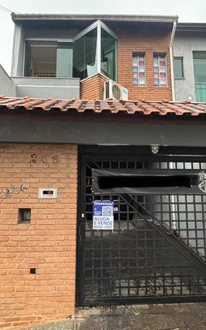 Casa à venda com 230m², 3 quartos e 5 vagas Casa à venda com 230m², 3 quartos e 5 vagasFachada