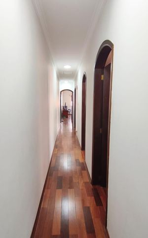 Casa à venda com 250m², 4 quartos e 6 vagas Casa à venda com 250m², 4 quartos e 6 vagasCorredor