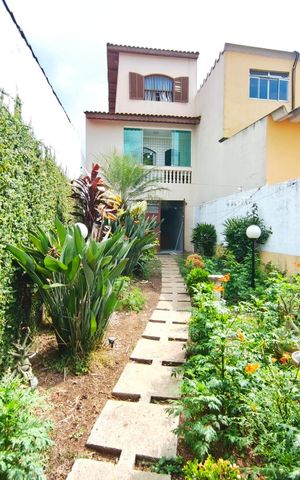 Casa à venda com 250m², 4 quartos e 6 vagas Casa à venda com 250m², 4 quartos e 6 vagasÁrea Externa