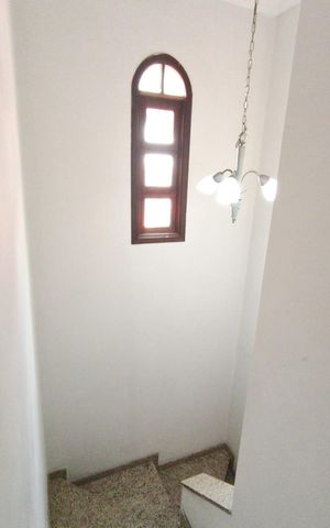 Casa à venda com 250m², 4 quartos e 6 vagas Casa à venda com 250m², 4 quartos e 6 vagasEscada