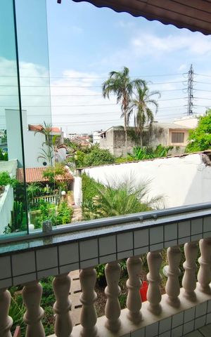 Casa à venda com 250m², 4 quartos e 6 vagas Casa à venda com 250m², 4 quartos e 6 vagasVaranda