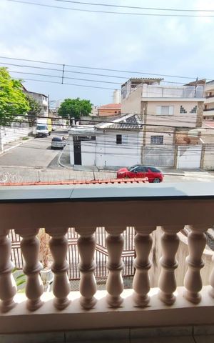 Casa à venda com 250m², 4 quartos e 6 vagas Casa à venda com 250m², 4 quartos e 6 vagasVaranda
