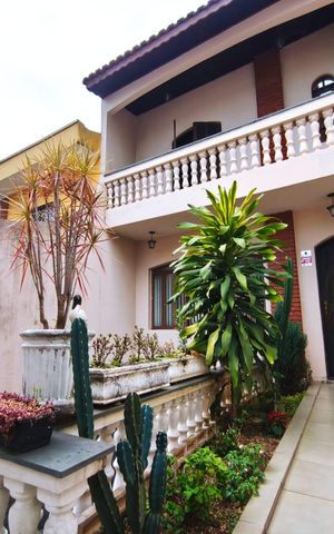Casa à venda com 250m², 4 quartos e 6 vagas Casa à venda com 250m², 4 quartos e 6 vagasÁrea Externa