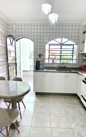 Casa à venda com 250m², 4 quartos e 6 vagas Casa à venda com 250m², 4 quartos e 6 vagasCozinha
