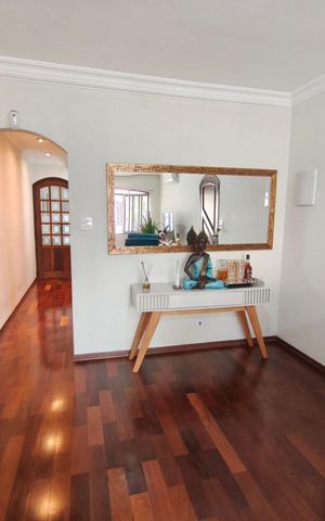 Casa à venda com 250m², 4 quartos e 6 vagas Casa à venda com 250m², 4 quartos e 6 vagasSala