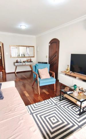 Casa à venda com 250m², 4 quartos e 6 vagas Casa à venda com 250m², 4 quartos e 6 vagasSala