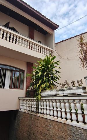 Casa à venda com 250m², 4 quartos e 6 vagas Casa à venda com 250m², 4 quartos e 6 vagasÁrea Externa