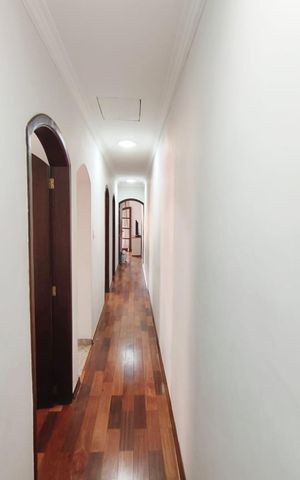 Casa à venda com 250m², 4 quartos e 6 vagas Casa à venda com 250m², 4 quartos e 6 vagasCorredor