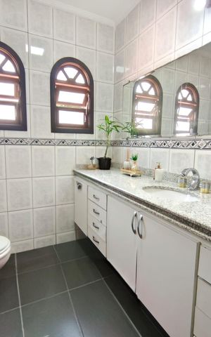 Casa à venda com 250m², 4 quartos e 6 vagas Casa à venda com 250m², 4 quartos e 6 vagasBanheiro
