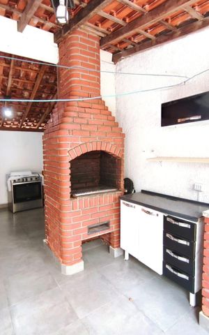 Casa à venda com 250m², 4 quartos e 6 vagas Casa à venda com 250m², 4 quartos e 6 vagasÁrea Externa
