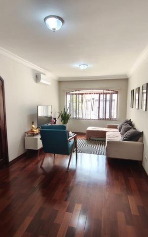 Casa à venda com 250m², 4 quartos e 6 vagas Casa à venda com 250m², 4 quartos e 6 vagasSala