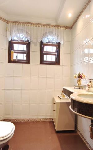 Casa à venda com 250m², 4 quartos e 6 vagas Casa à venda com 250m², 4 quartos e 6 vagasBanheiro