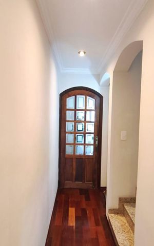 Casa à venda com 250m², 4 quartos e 6 vagas Casa à venda com 250m², 4 quartos e 6 vagasCorredor