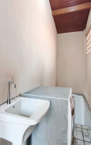 Casa à venda com 250m², 4 quartos e 6 vagas Casa à venda com 250m², 4 quartos e 6 vagasÁrea de Serviço