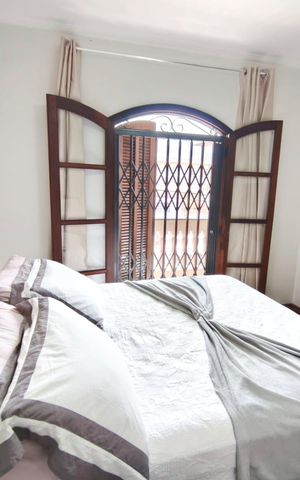 Casa à venda com 250m², 4 quartos e 6 vagas Casa à venda com 250m², 4 quartos e 6 vagasQuarto