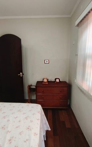Casa à venda com 250m², 4 quartos e 6 vagas Casa à venda com 250m², 4 quartos e 6 vagasQuarto