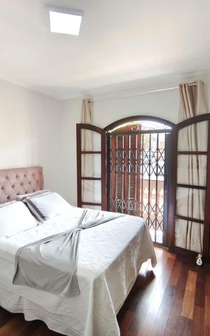 Casa à venda com 250m², 4 quartos e 6 vagas Casa à venda com 250m², 4 quartos e 6 vagasQuarto