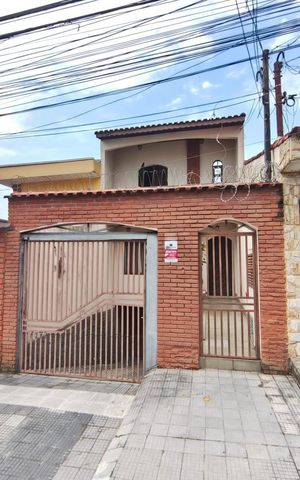 Casa à venda com 250m², 4 quartos e 6 vagas Casa à venda com 250m², 4 quartos e 6 vagasFachada