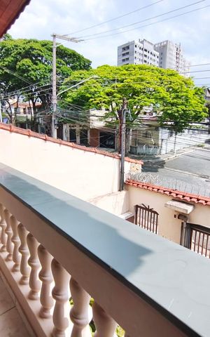 Casa à venda com 250m², 4 quartos e 6 vagas Casa à venda com 250m², 4 quartos e 6 vagasVaranda