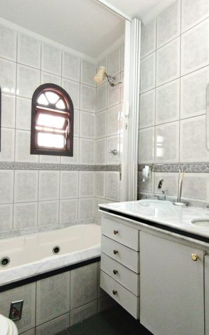 Casa à venda com 250m², 4 quartos e 6 vagas Casa à venda com 250m², 4 quartos e 6 vagasBanheiro