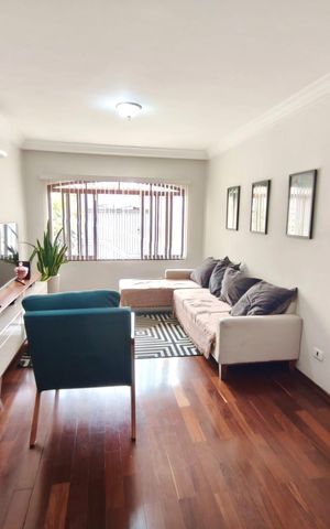 Casa à venda com 250m², 4 quartos e 6 vagas Casa à venda com 250m², 4 quartos e 6 vagasSala