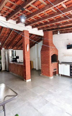 Casa à venda com 250m², 4 quartos e 6 vagas Casa à venda com 250m², 4 quartos e 6 vagasÁrea Externa