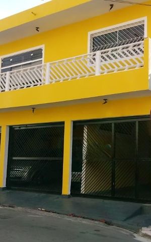 Casa à venda com 200m², 6 quartos e 4 vagas Casa à venda com 200m², 6 quartos e 4 vagasFachada